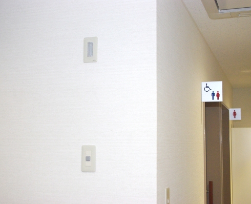 トイレ外壁に設置されている光アラートの写真
