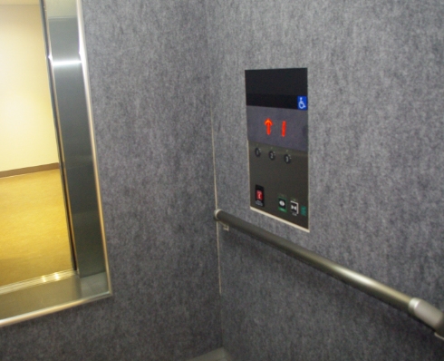 バリアフリー対応のエレベータの写真